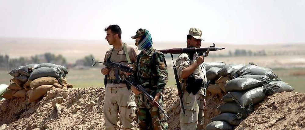Kurdische Soldaten versuchen den Vormarsch der IS-Truppen zu stoppen.