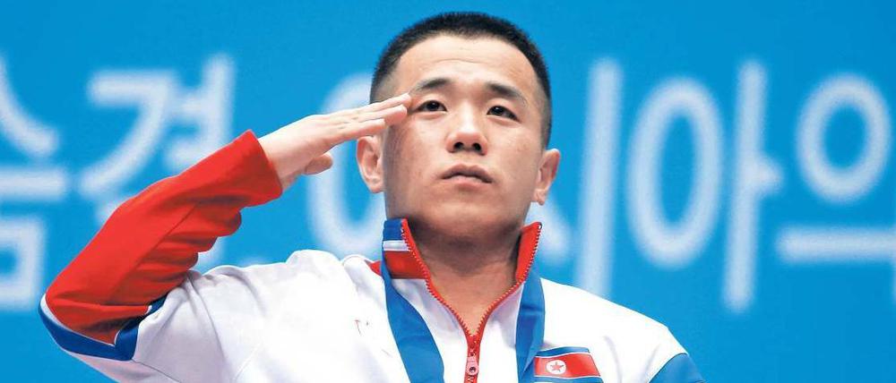 Gruß an den Obersten Führer. Om Yun Chol salutierte artig nach seinem Sieg im Gewichtheben. 