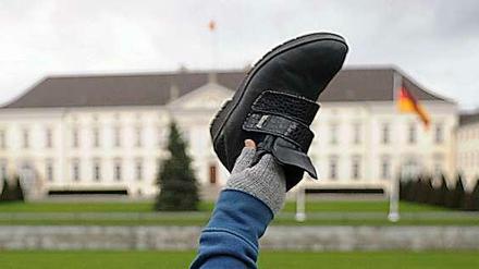 Schuh-Protest gegen den Präsidenten. Als Vorbild fungierte der Sturz arabischer Despoten.
