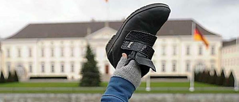 Schuh-Protest gegen den Präsidenten. Als Vorbild fungierte der Sturz arabischer Despoten.