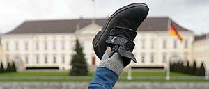 Schuh-Protest gegen den Präsidenten. Als Vorbild fungierte der Sturz arabischer Despoten.