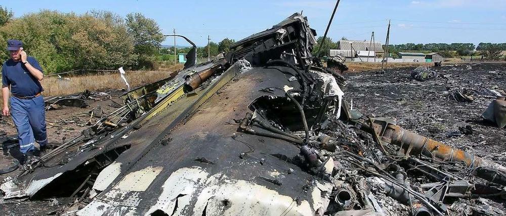 Der Absturz der Malaysia-Airlines-Maschine ist nach ukrainischen Angaben durch einen massiven Druckabfall nach einem Raketenbeschuss verursacht worden.