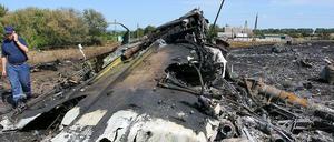 Der Absturz der Malaysia-Airlines-Maschine ist nach ukrainischen Angaben durch einen massiven Druckabfall nach einem Raketenbeschuss verursacht worden.