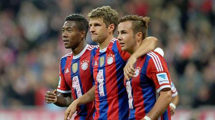 Die breite Brust des Weltmeisters. Mario Götze (rechts) erzielte zwei Tore, Thomas Müller (mitte) eines. 