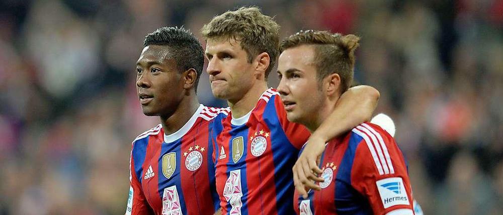 Die breite Brust des Weltmeisters. Mario Götze (rechts) erzielte zwei Tore, Thomas Müller (mitte) eines.