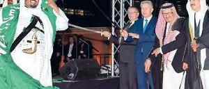 Tanz den Al Ardah. Klaus Wowereit mit dem Kulturminister Abdulaziz Khoja und dem stellvertretenden Außenminister Prinz Khaled bin Saud (ganz rechts). Links außen Staatssekretär Stephan Steinlein, Auswärtiges Amt.