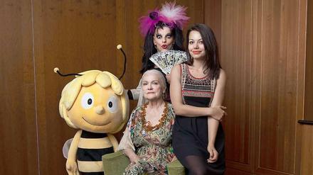 Bienenköniginnen. Eva-Maria Hagen (sitzend), Nina und Cosma-Shiva Hagen.