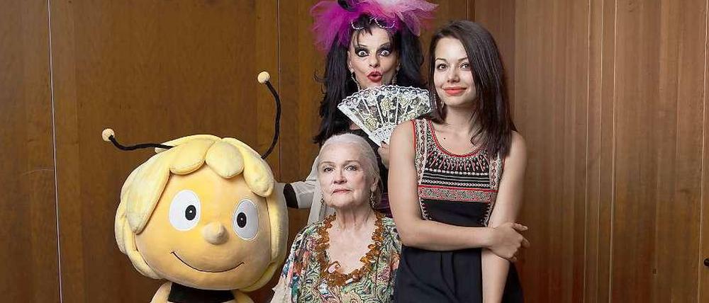 Bienenköniginnen. Eva-Maria Hagen (sitzend), Nina und Cosma-Shiva Hagen.