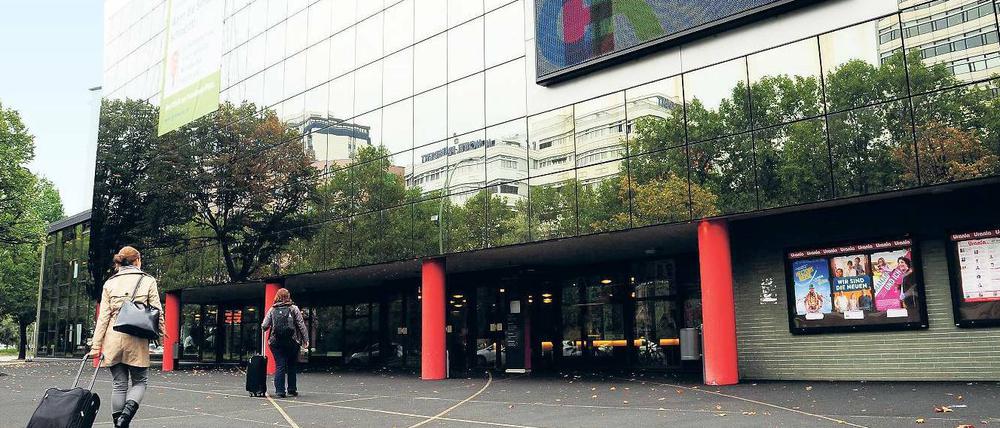 Einöde. Der neue Urania-Vorplatz hat goldene Bänder im Asphalt, aber bisher keine Bäume und Bänke.