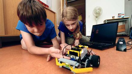 Gar nicht so schwer. Anton, 9, und Lisa, 10, haben ihrem „Robotta“ mithilfe einer Software das Tanzen beigebracht.