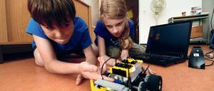 Gar nicht so schwer. Anton, 9, und Lisa, 10, haben ihrem „Robotta“ mithilfe einer Software das Tanzen beigebracht. 