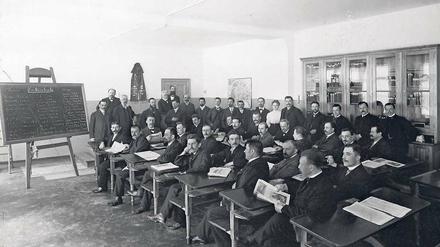 Ein Foto vom ersten Kurs der SPD-Parteischule in der Lindenstraße 3 aus dem Jahr 1906/07. Schon sieben Jahre später beendete der Erste Weltkrieg den Schulbetrieb.