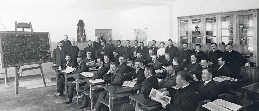 Ein Foto vom ersten Kurs der SPD-Parteischule in der Lindenstraße 3 aus dem Jahr 1906/07. Schon sieben Jahre später beendete der Erste Weltkrieg den Schulbetrieb. 