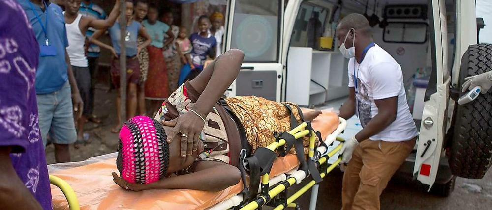Eine schwangere Frau in Freetown, der Hauptstadt von Sierra Leone, wird in ein Behandlungszentrum gebracht, weil sie sich womöglich mit Ebola infiziert hat. 