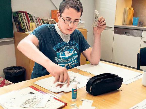 Der Schüler Reza arbeitet an einem Text für die mehrfach preisgekrönte Schülerzeitung.