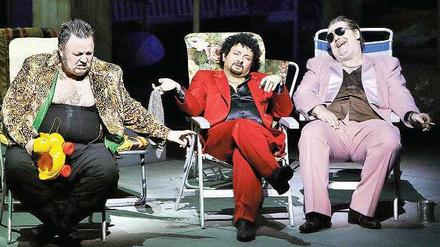 Fidele Tippelbrüder. Oleg Bryjak als Alberich, Norbert Ernst als Loge und Wolfgang Koch als Göttervater Wotan in Bayreuth.