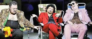 Fidele Tippelbrüder. Oleg Bryjak als Alberich, Norbert Ernst als Loge und Wolfgang Koch als Göttervater Wotan in Bayreuth. 