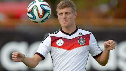 Toni Kroos, 24, wurde in Greifswald geboren und wuchs dort auf. Über die Stationen Hansa Rostock, Bayer Leverkusen und Bayern München kam er vor dieser Saison zu Real Madrid. Seit 2010 ist er deutscher Nationalspieler.