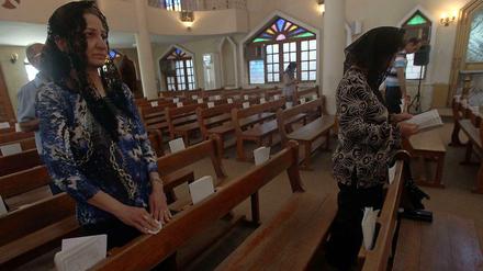 Nachdem die Dschihadistengruppe Islamische Staat den Christen ein Ultimatum stellte und ihnen mit dem Tode drohte, flohen diese massenhaft aus der Stadt. Nun bietet Frankreich den Verfolgten Asyl an.