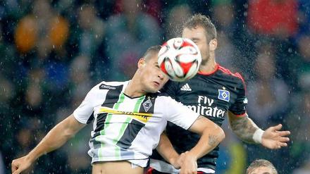 Duell im Regen: Borussia Mönchengladbachs Granit Xhakar schiebt sich vor Hamburgs Tolgay Arslan an den Ball.