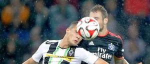 Duell im Regen: Borussia Mönchengladbachs Granit Xhakar schiebt sich vor Hamburgs Tolgay Arslan an den Ball.