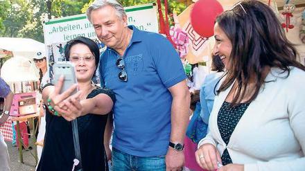 Selfie mit Wowi. Der Noch-Regierende Bürgermeister Klaus Wowereit gab sich am Sonnabend auf dem Lietzenseefest der SPD entspannt. 