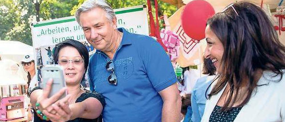 Selfie mit Wowi. Der Noch-Regierende Bürgermeister Klaus Wowereit gab sich am Sonnabend auf dem Lietzenseefest der SPD entspannt.