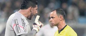 Hinhören! Santos’ Torwart Aranha beschwert sich beim Schiedsrichter über die rassistischen Rufe gegen ihn. 