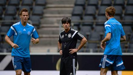 Joachim Löw beobachtet seine Fußballer vor dem Länderspiel in Dortmund.