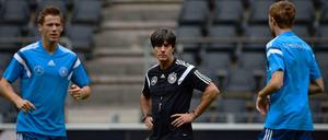 Joachim Löw beobachtet seine Fußballer vor dem Länderspiel in Dortmund.