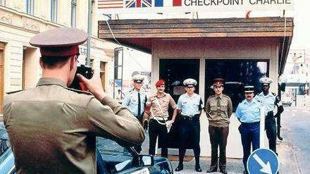 Kurz nach Mauerfall fotografierten sich Angehörige der Besatzungsmächte am Checkpoint Charlie.