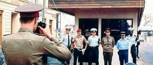 Kurz nach Mauerfall fotografierten sich Angehörige der Besatzungsmächte am Checkpoint Charlie.
