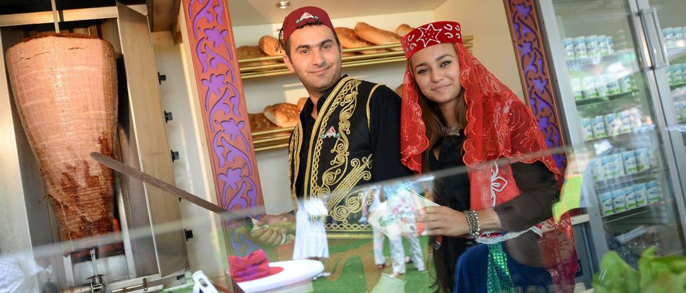 Stilecht kostümiert. Zafer und Seher haben sich für das Bürgerfest des Bundespräsidenten in ihre Tracht geworfen. 