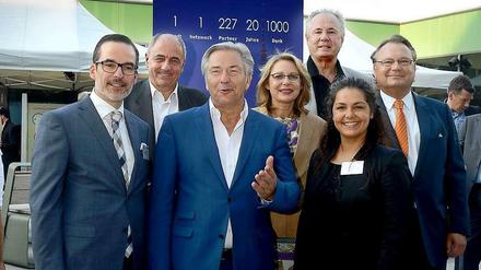 Party zum Jubiläum: Berlin Partner wird 20. Das feierten am Samstag auf dem Dach des Bikini-Hauses Stefan Franzke (Berlin Partner), Jean-Louis Missika, Vize-Bürgermeister aus Paris, Klaus Wowereit, Wirtschaftssenatorin Cornelia Yzer, Tom LaBonge aus Los Angeles, Melanie Bähr (Berlin Partner) und Holger Hatje (Aufsichtsratschef Berlin Partner).