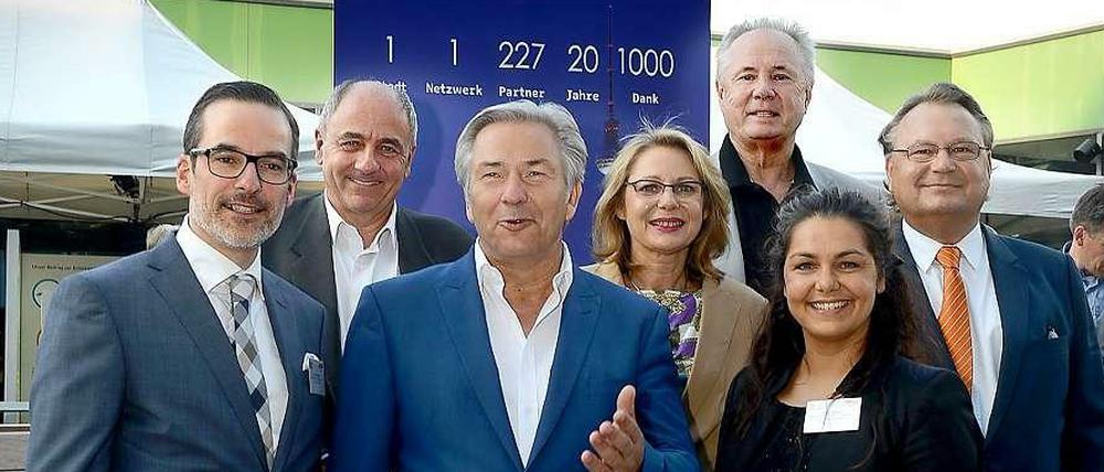 Party zum Jubiläum: Berlin Partner wird 20. Das feierten am Samstag auf dem Dach des Bikini-Hauses Stefan Franzke (Berlin Partner), Jean-Louis Missika, Vize-Bürgermeister aus Paris, Klaus Wowereit, Wirtschaftssenatorin Cornelia Yzer, Tom LaBonge aus Los Angeles, Melanie Bähr (Berlin Partner) und Holger Hatje (Aufsichtsratschef Berlin Partner).