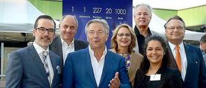 Party zum Jubiläum: Berlin Partner wird 20. Das feierten am Samstag auf dem Dach des Bikini-Hauses Stefan Franzke (Berlin Partner), Jean-Louis Missika, Vize-Bürgermeister aus Paris, Klaus Wowereit, Wirtschaftssenatorin Cornelia Yzer, Tom LaBonge aus Los Angeles, Melanie Bähr (Berlin Partner) und Holger Hatje (Aufsichtsratschef Berlin Partner).