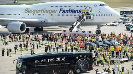 Lufthansa-Chef Carsten Spohr hat entschieden, dass der Siegerflieger der Fanhansa so viele Tage fliegen soll, wie Deutschland Tore bei der WM geschossen hat, also 18 Tage.