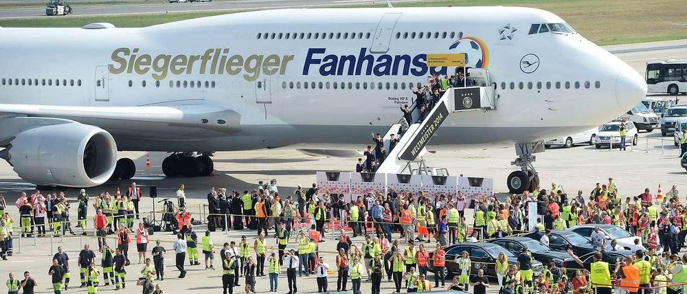 Lufthansa-Chef Carsten Spohr hat entschieden, dass der Siegerflieger der Fanhansa so viele Tage fliegen soll, wie Deutschland Tore bei der WM geschossen hat, also 18 Tage.