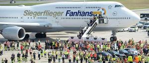 Lufthansa-Chef Carsten Spohr hat entschieden, dass der Siegerflieger der Fanhansa so viele Tage fliegen soll, wie Deutschland Tore bei der WM geschossen hat, also 18 Tage.