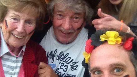 Horst Flindt (Mitte) verfolgt mit seiner Familie, unter anderem seiner 86-jährigen Schwiegermutter (links), das WM-Finale. Es war der vierte deutsche WM-Sieg, den er sah.