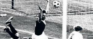 Wie ein Maikäfer. Sparwasser (M.) ließ Torhüter Maier (l.) und Verteidiger Vogts (r.) ins Leere krabbeln. 