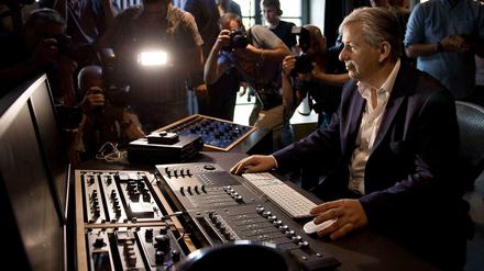 Wäre eine Stadt zu regieren nur so einfach wie ein Mischpult zu bedienen. Der Regierende Bürgermeister Klaus Wowereit bei der Eröffnung des Start-up Zentrums Factory Berlin.