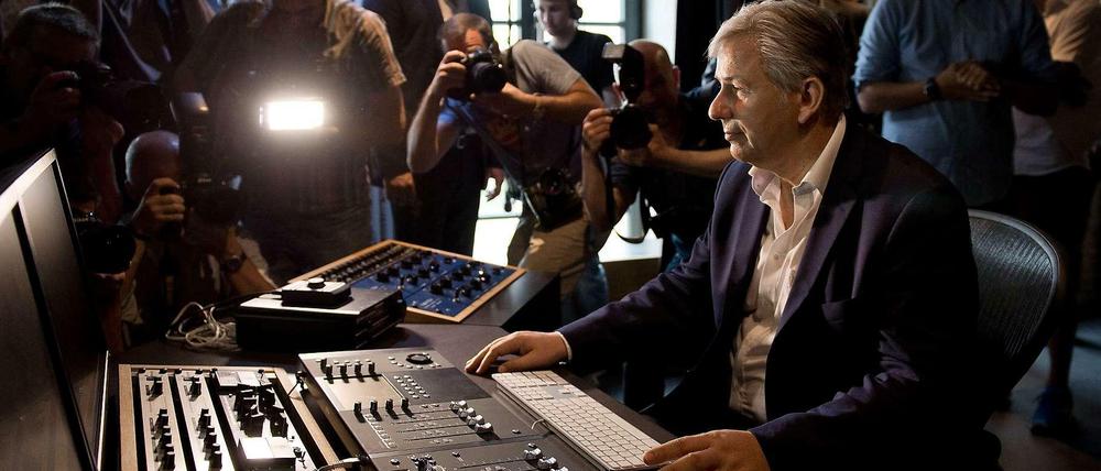 Wäre eine Stadt zu regieren nur so einfach wie ein Mischpult zu bedienen. Der Regierende Bürgermeister Klaus Wowereit bei der Eröffnung des Start-up Zentrums Factory Berlin.