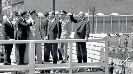 Sportsfreunde. Kennedy, Brandt und Adenauer am Checkpoint Charlie – im Jahr von Brandts Olympiavorstoß, 1963.