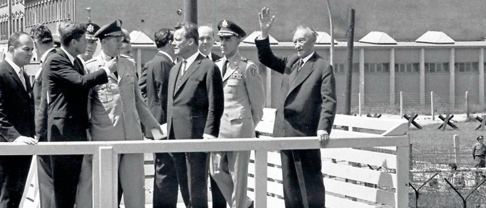 Sportsfreunde. Kennedy, Brandt und Adenauer am Checkpoint Charlie – im Jahr von Brandts Olympiavorstoß, 1963.