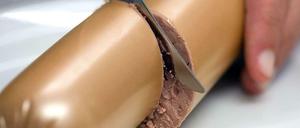 Einschnitt. Wegen verbotener Preisabsprachen hat das Bundeskartellamt Bußgelder in einer Gesamthöhe von rund 338 Millionen Euro gegen 21 Wursthersteller und zahlreiche Führungskräfte der Branche verhängt. 