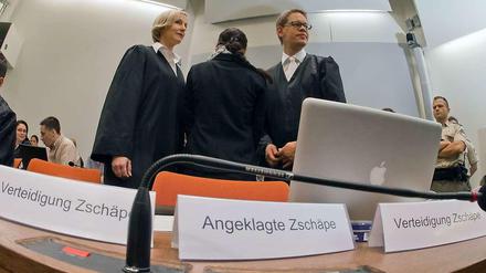Beate Zschäpe dreht den Objektiven der Fotografen meist den Rücken zu. Aussagen macht sie im Prozess bisher nicht.