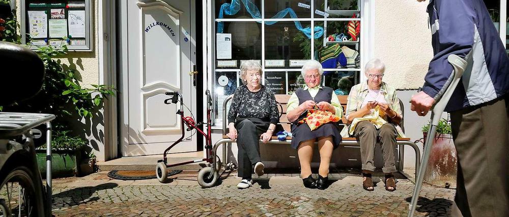 Plaudern, stricken, beisammen sein und nicht allein: In der "Herbstlaube" treffen die Rentner sich
