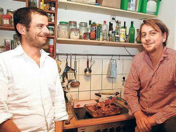 Mommsen und Toni Mahoni vor Ceranfeld.