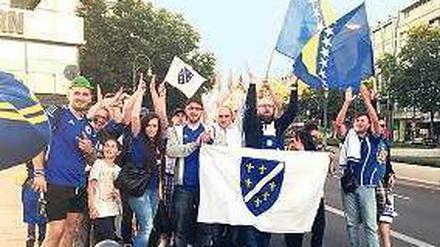 Bosnien bittet zur Feier. Ihre Mannschaft ist zwar schon ausgeschieden, trotzdem werden die Bosnier heute beim letzten Gruppenspiel (18 Uhr) wieder ausgelassen feiern.
